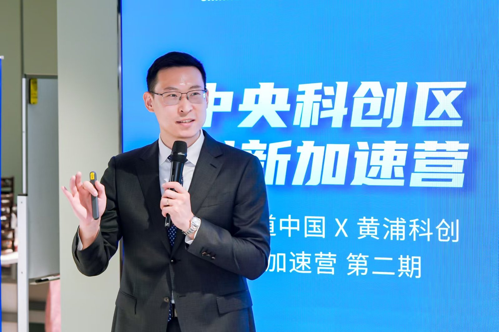 董传羽律师在创业加速营讲授劳动法课程